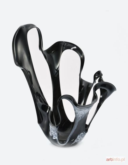 Wazon dekoracyjny o falistym ażurowym wykończeniu