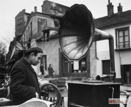 DOISNEAU Robert | La Musique des Puces, 1944