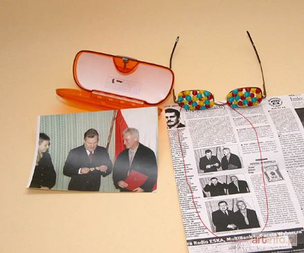 KOWALSKI Piotr C. | Okulary kolorowe w etui, z pieczątką, niezbędną dokumentacją i seryjnym numerem (3), 2002